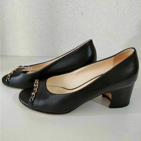Chanel Leather Pumps Open Toe.Interlocking CC logo and gold chain link accent. - Picture 4 of 17
